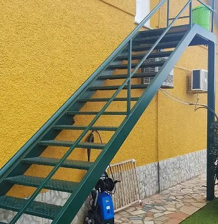 With 2 Bedrooms In With Wonderful Mountain View Enclosed Garden And Wifi 7 Km From The Beach 别墅 Poceirao